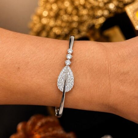 Brazalete con diseño de hoja y circonitas blancas