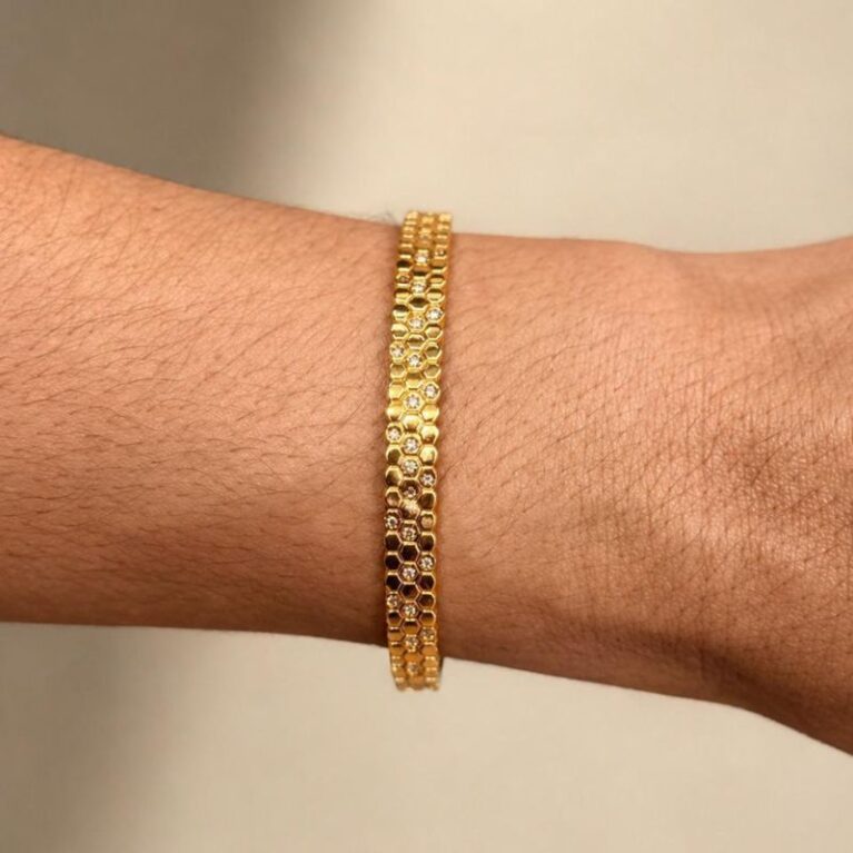 Brazalete oro diseño de pañal de abejas con circonita