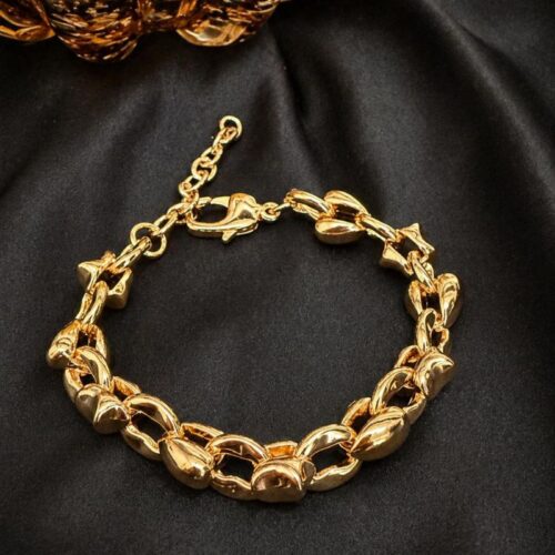 Pulsera ancha de eslabones de estrellas y corazones