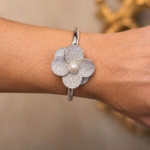 Brazalete rodio con flor grande de circonitas y perla en el centro