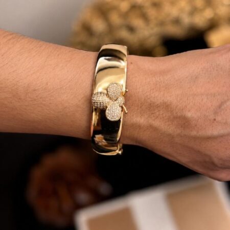 Brazalete ancho con abejita en el centro de circonita