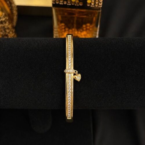 Brazalete oro con circonitas y un dije de corazón colgante