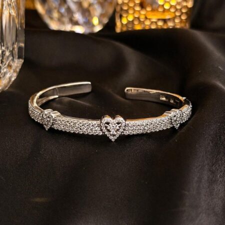 Brazalete tipo esclava con circonitas blancas y diseño de corazones