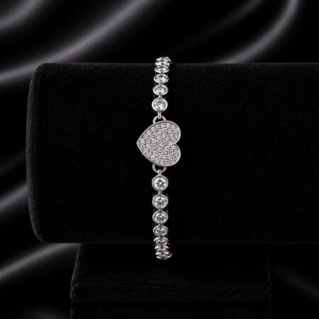 Pulsera con circonitas y dije de corazón en el centro con circonitas