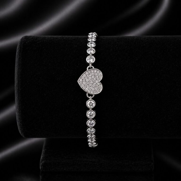 Pulsera con circonitas y dije de corazón en el centro con circonitas