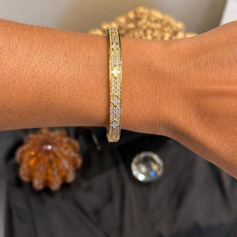 Brazalete oro con circonitas y flores inspiración van cleef de nácar