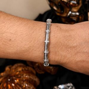 Brazalete esclava con circonitas intercaladas y rayas verticales