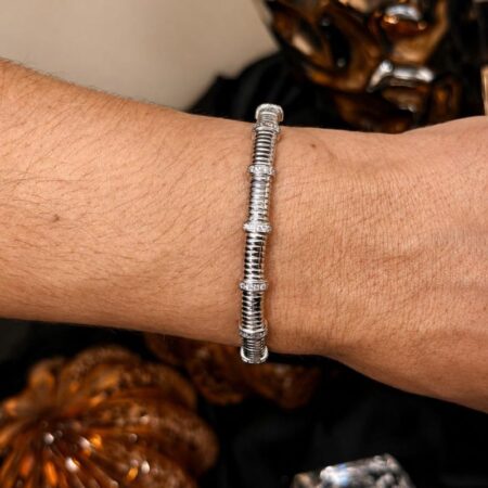 Brazalete esclava con circonitas intercaladas y rayas verticales