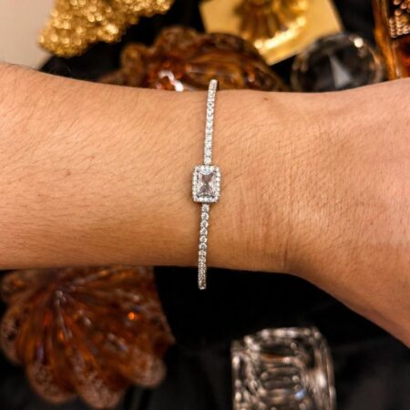 Brazalete con circonitas blancas y dije circón rectangular