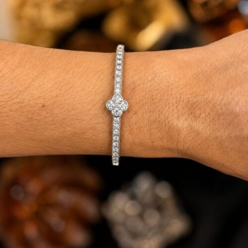 Brazalete rígido rodio con circonitas y trébol de cuatro hojas pave