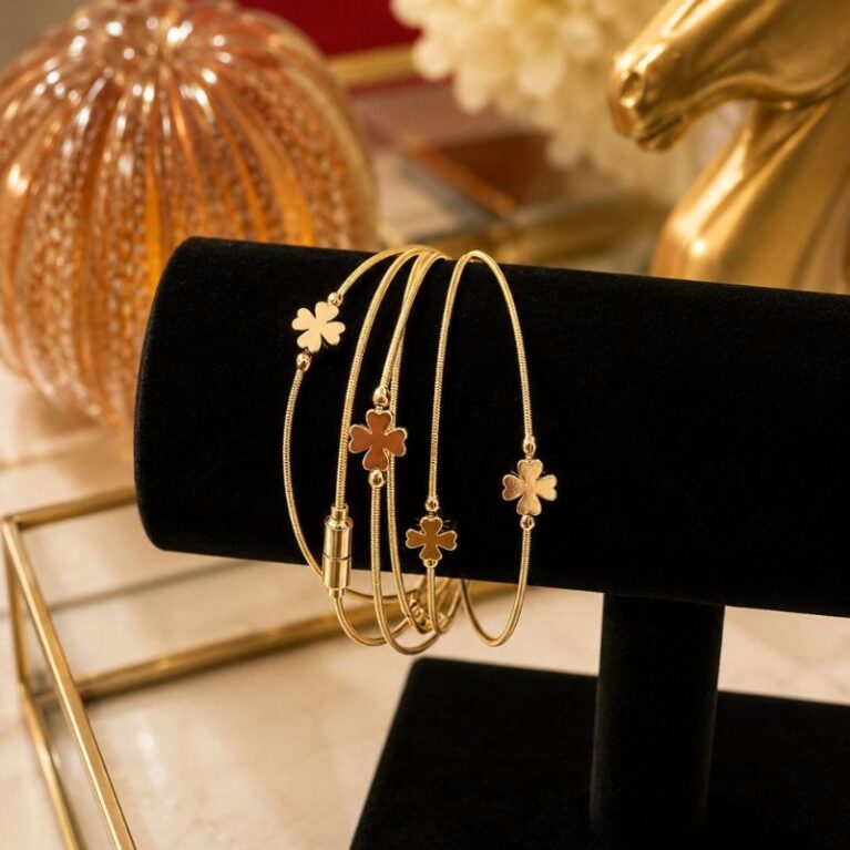 Pulsera oro tipo cuerda para enrrollar con dijes de trébol y cierre de imán