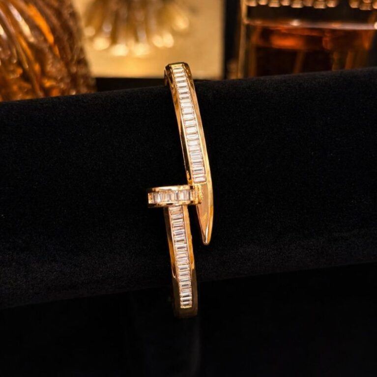 Brazalete oro inspiración clavo Cartier con circonitas corte baguette
