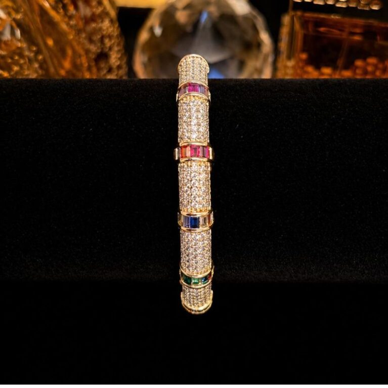 Brazalete tipo esclava con circonitas blancas y piedras corte baguette de colores