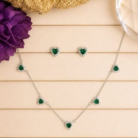 Conjunto con dijes de corazones y circonitas tono esmeralda