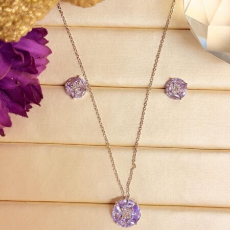 Conjunto de cadena con dije y aros redondos con circonita tono lavanda