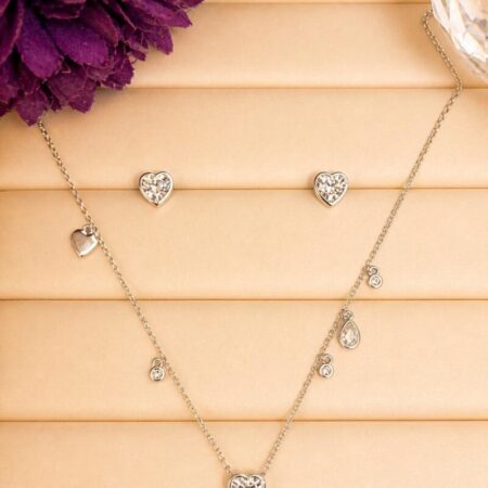 Conjunto de cadena rodio con dijes de circonita de corazón, gota y punto luz, aro de corazón