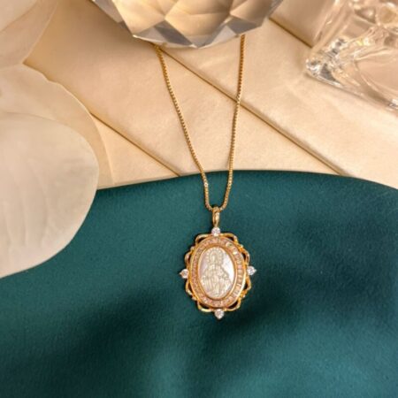 Cadena fina oro con dije de Jesucristo en nácar y circonitas
