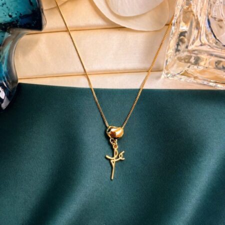 Cadena fina oro con dije de corazón pulido y la palabra Fe colgante