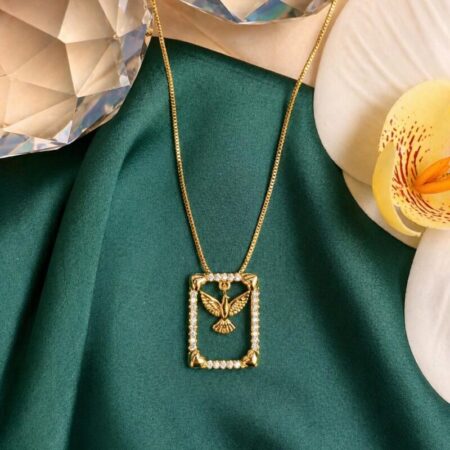Cadena fina oro con dije colgante del Espíritu Santo en un cuadro de circonitas
