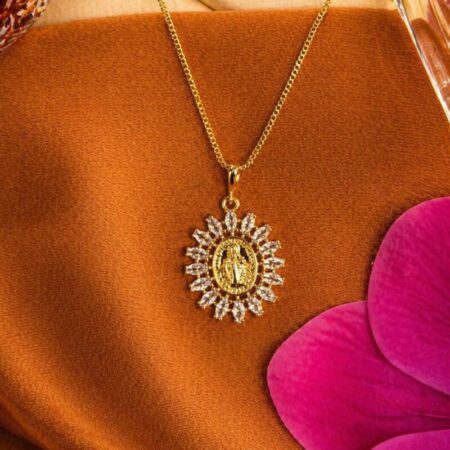 Cadena fina y dije oval de circonitas con la imagen de la virgen iluminada