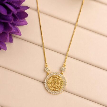 Cadena fina oro con dije redondo de la cruz de San Benito cubierto con circonitas