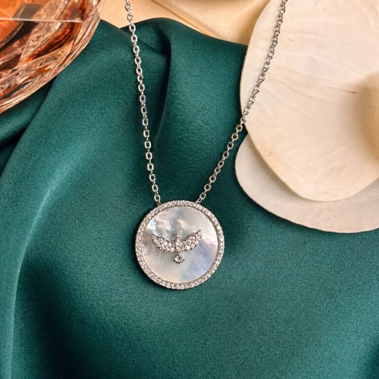 Cadena fina rodio condije medalla redonda de nácar y circonitas con imagen del Espíritu Santo
