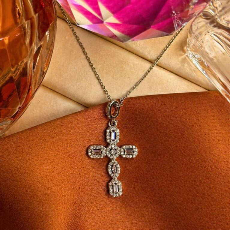 Cadena con medalla de cruz con circonitas corte baguette y circulares