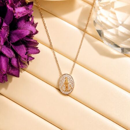 Cadena fina con medalla ovalada cubierta con circonita y la imagen en dorado de la virgen