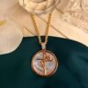 Collar grueso con medallón grande de nácar y letra Fe