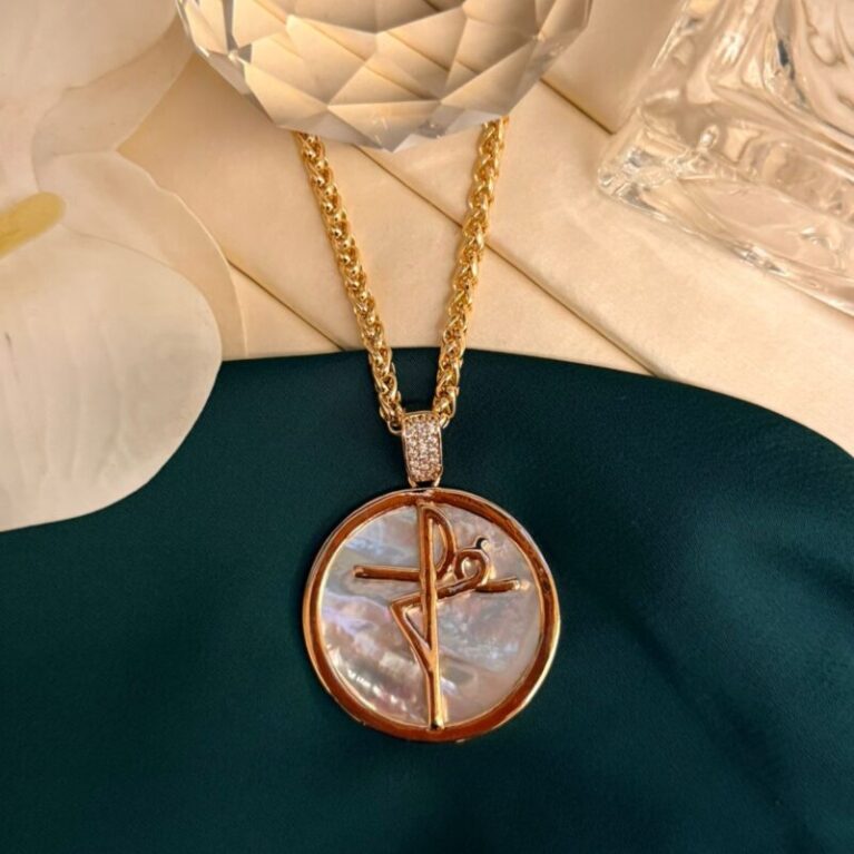 Collar grueso con medallón grande de nácar y letra Fe