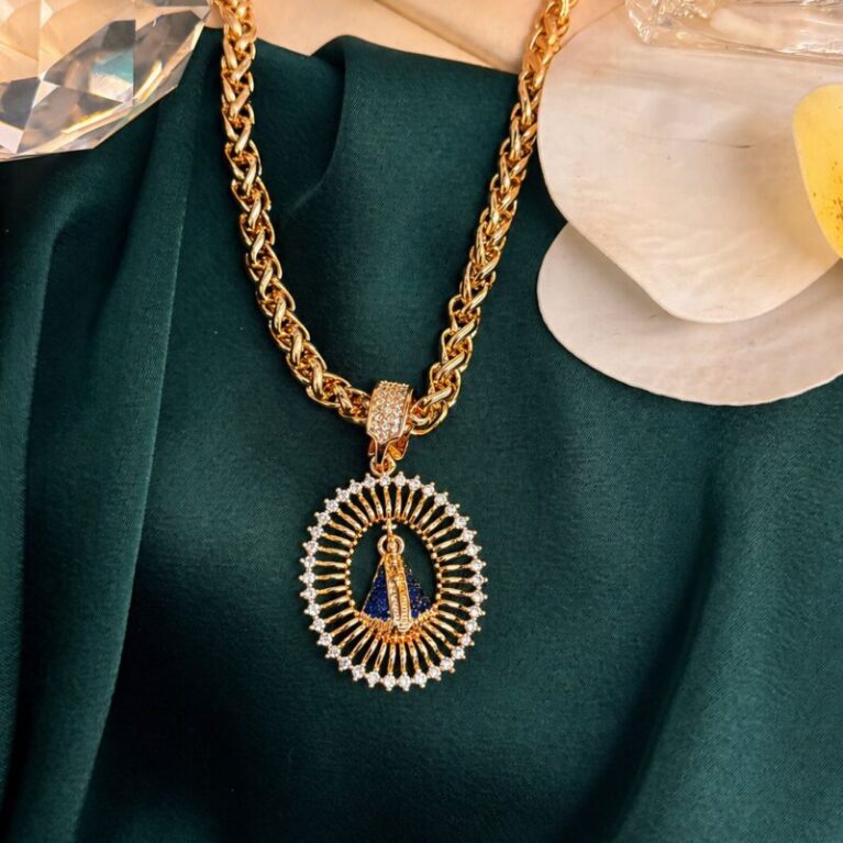 Cadena gruesa con medallon ovalado con circonitas y la imagen de la virgen