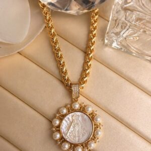 Cadena gruesa con medallón grande de la virgen en nácar con circular con perlas