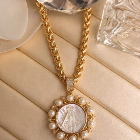 Cadena gruesa con medallón grande de la virgen en nácar con circular con perlas