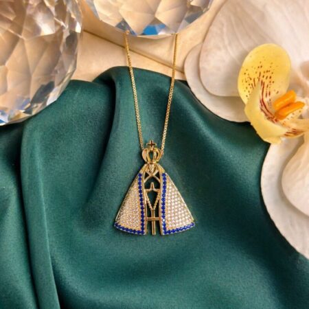 Cadena fina con medalla de la virgen con circonitas blancas y azul