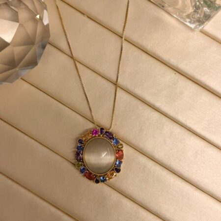 Cadena fina con medallón con piedra ojo de gato y circonitas multicolor