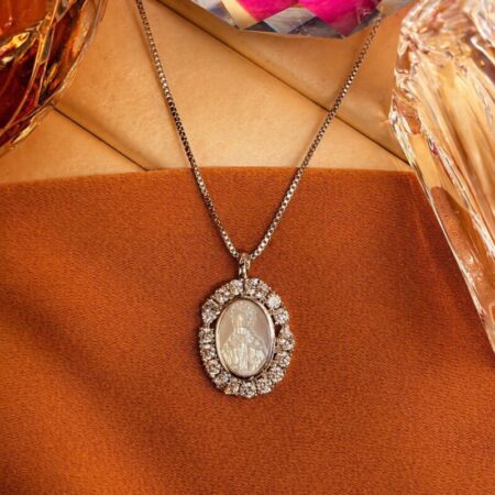 Cadena fina rodio con la imagen de jesucristo en nácar y circonitas