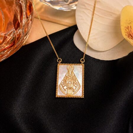 Cadena fina oro con medalla rectangular grande con la imagen de la virgen en nácar