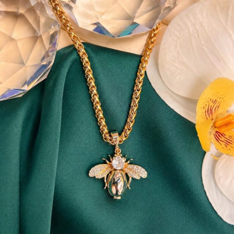 Collar grueso con medallón de abeja con cuerpo de perla y alas de circonita