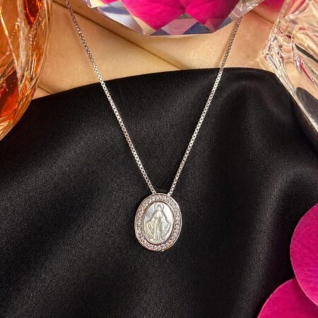 Cadena fina con medalla chica en nácar y circonitas con la imagen de la virgen