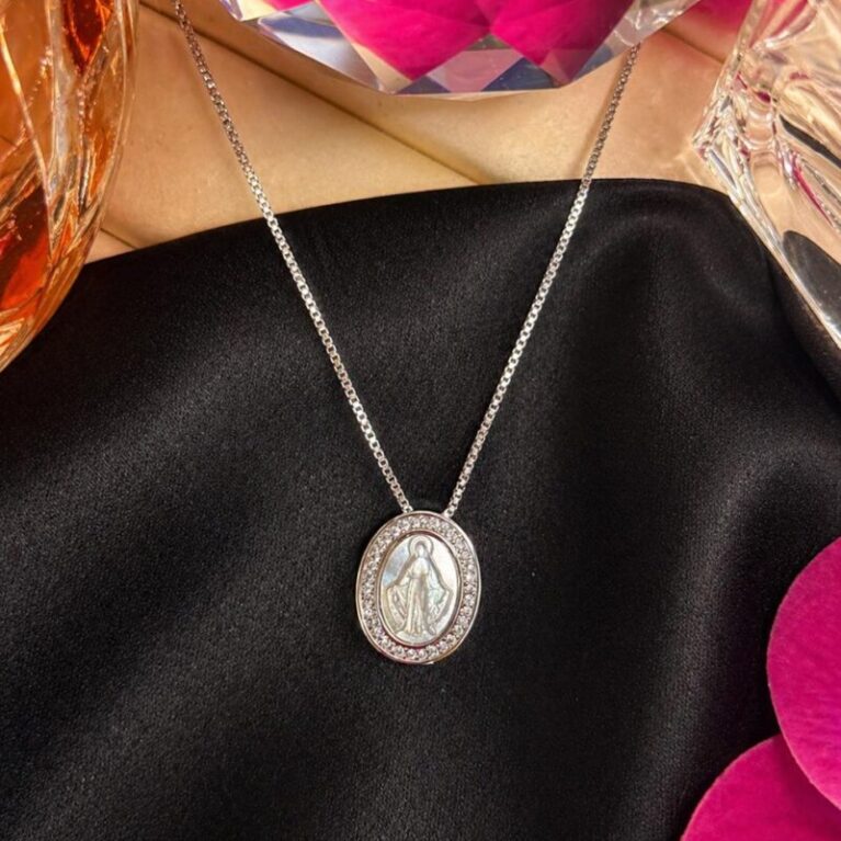 Cadena fina con medalla chica en nácar y circonitas con la imagen de la virgen