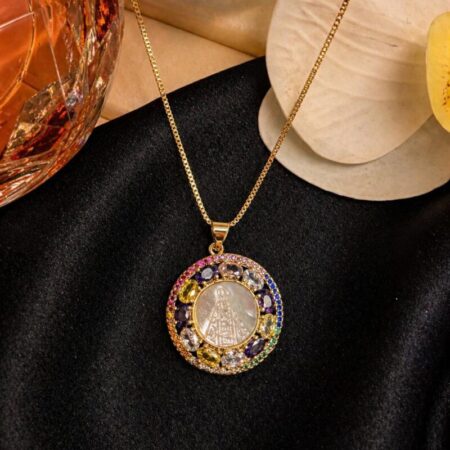 Cadena fina con medalla grande redonda con la imagen de la virgen en nácar y circonitas de colores