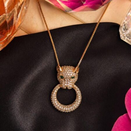 Cadena fina con medallón grande de leopardo cubierto de circonitas