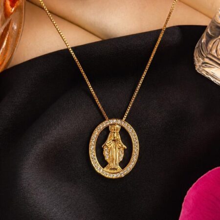 Cadena fina oro con medalla ovalada con la imagen de la virgen con circonitas