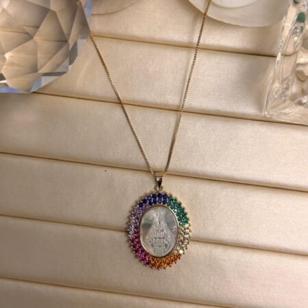 Cadena fina oro con medalla ovalada grande con la imagen de la virgen en nácar y circonitas multicolor
