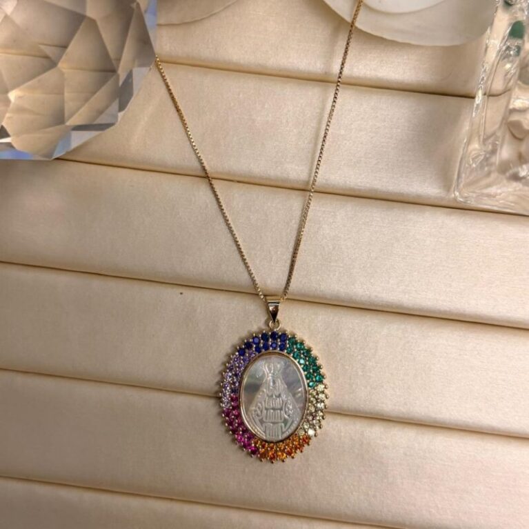 Cadena fina oro con medalla ovalada grande con la imagen de la virgen en nácar y circonitas multicolor