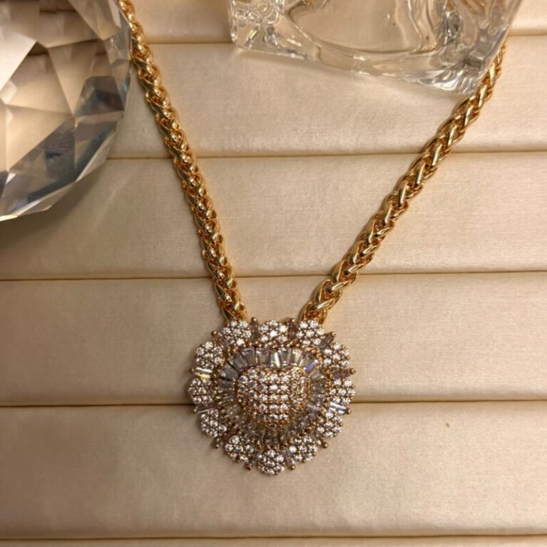 Collar grueso con medallón grande de corazon con circonitas