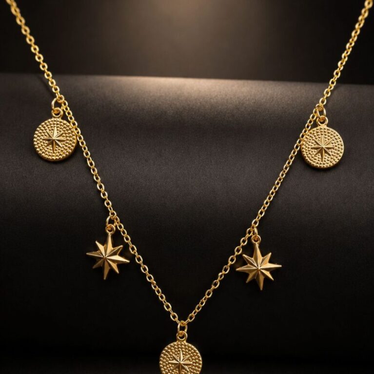 Cadena oro con dijes de estrella y círculos con estrellas