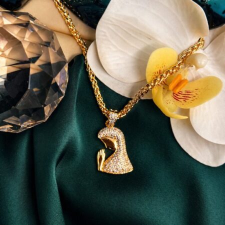 Collar grueso con medallón de la virgen niña cubierto de circonitas