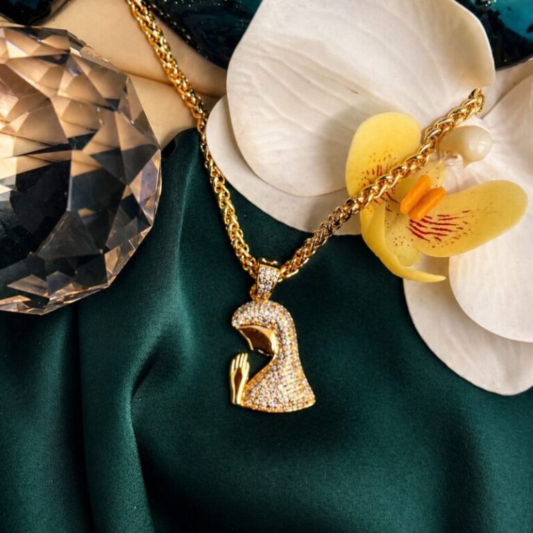 Collar grueso con medallón de la virgen niña cubierto de circonitas