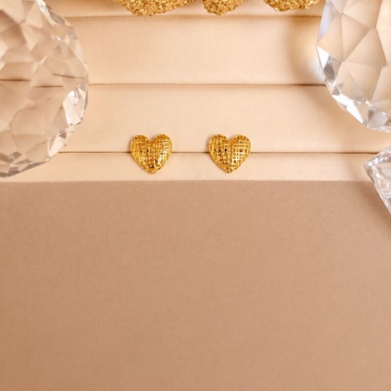 Aro oro corazón con volumen diseño de tejido